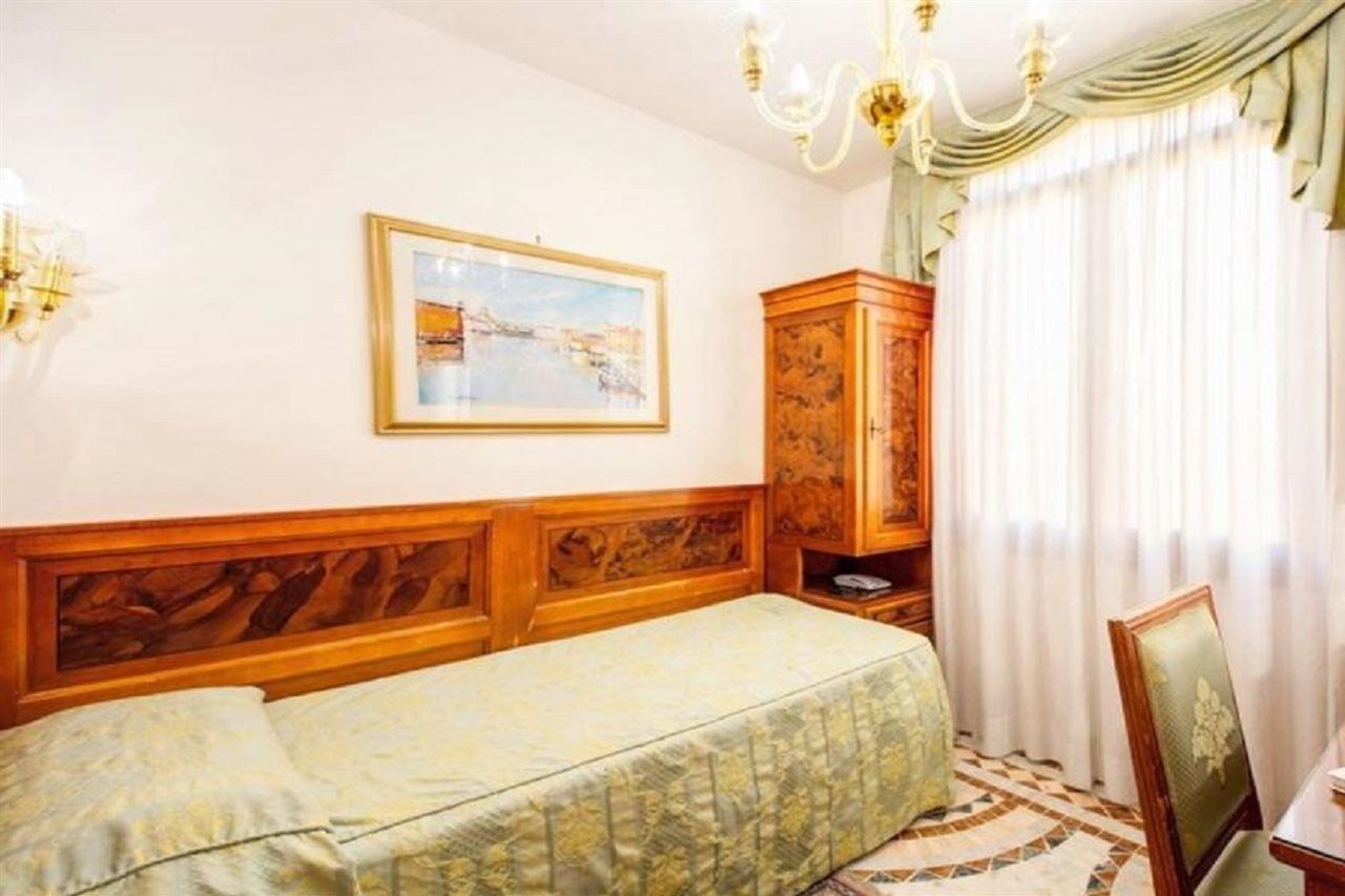 Hotel Antica Casa Carettoni Venecia Exterior foto